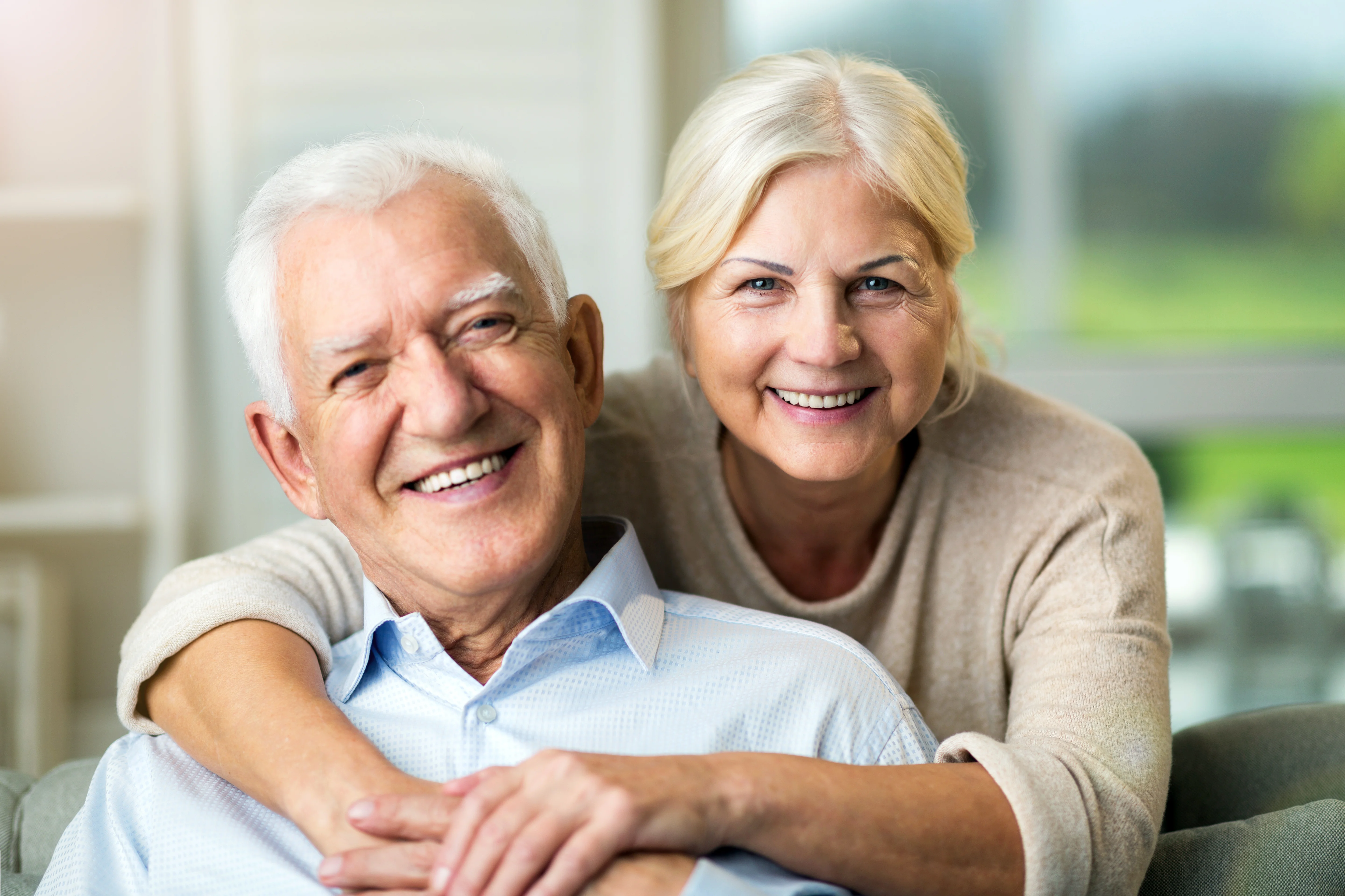un uomo e una donna sorridenti