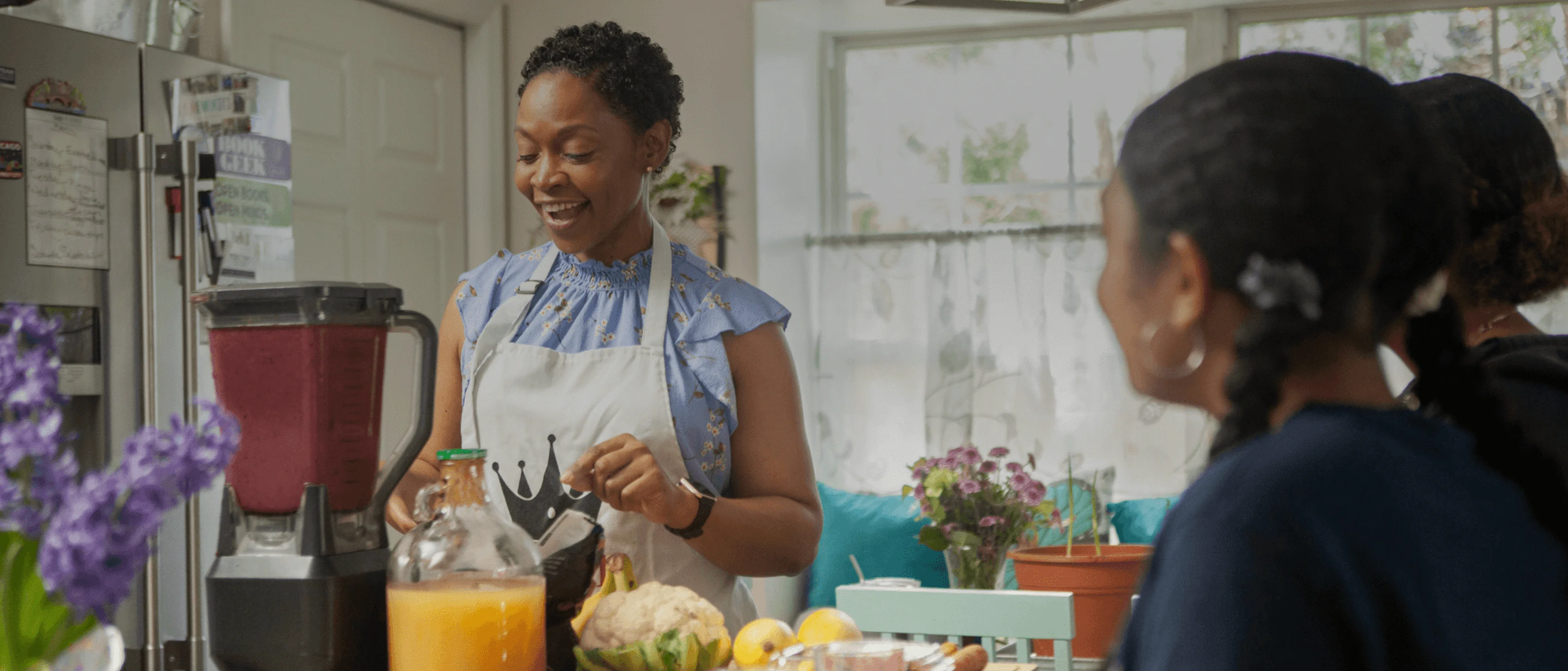 Een vrouw en een meisje in een keuken