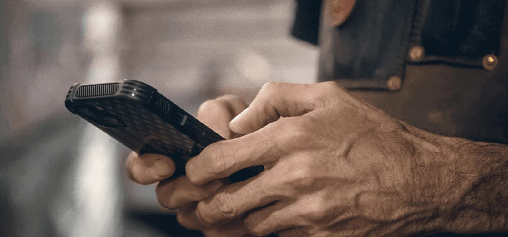 una persona che tiene un telefono