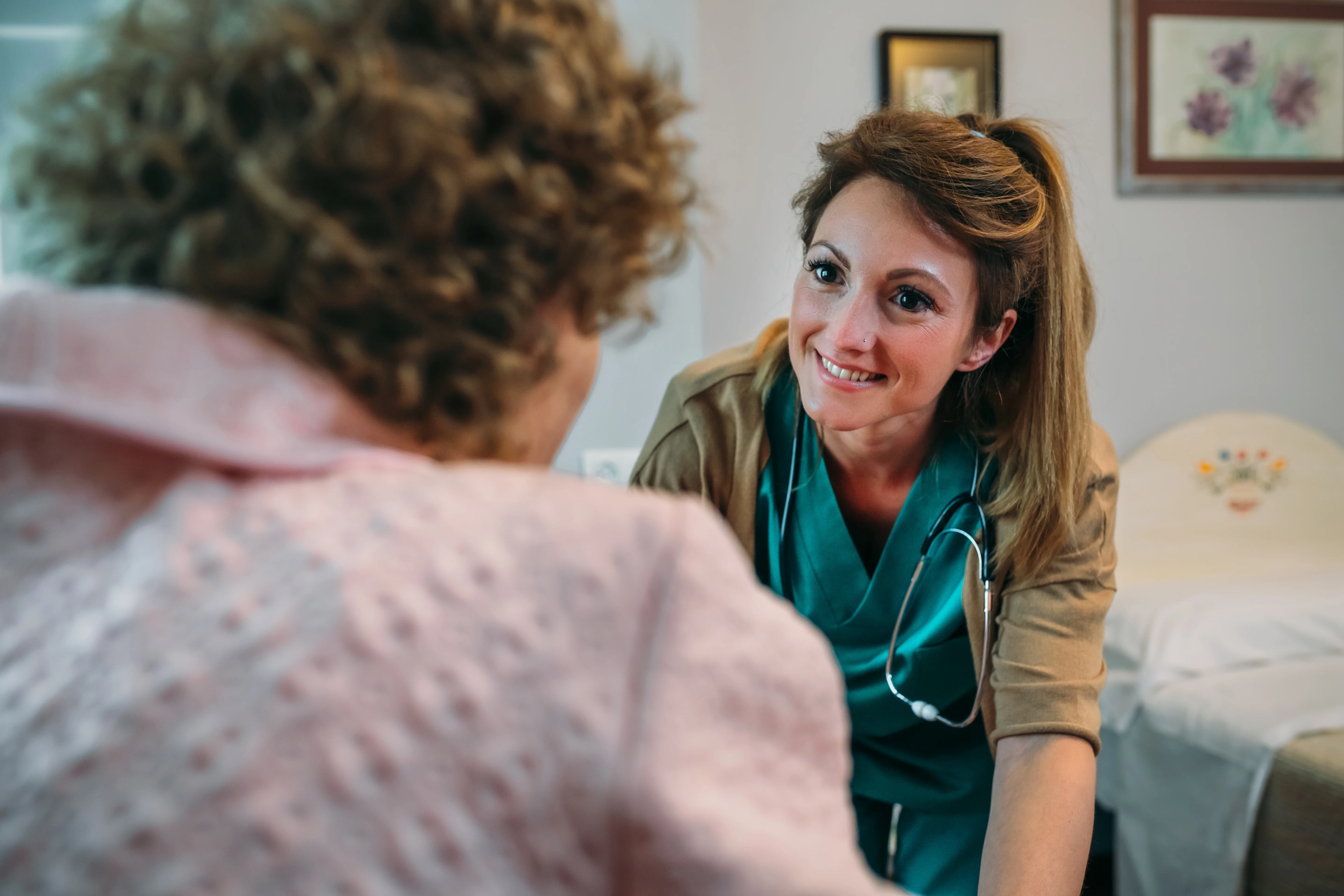 en sygeplejerske, der taler med en patient